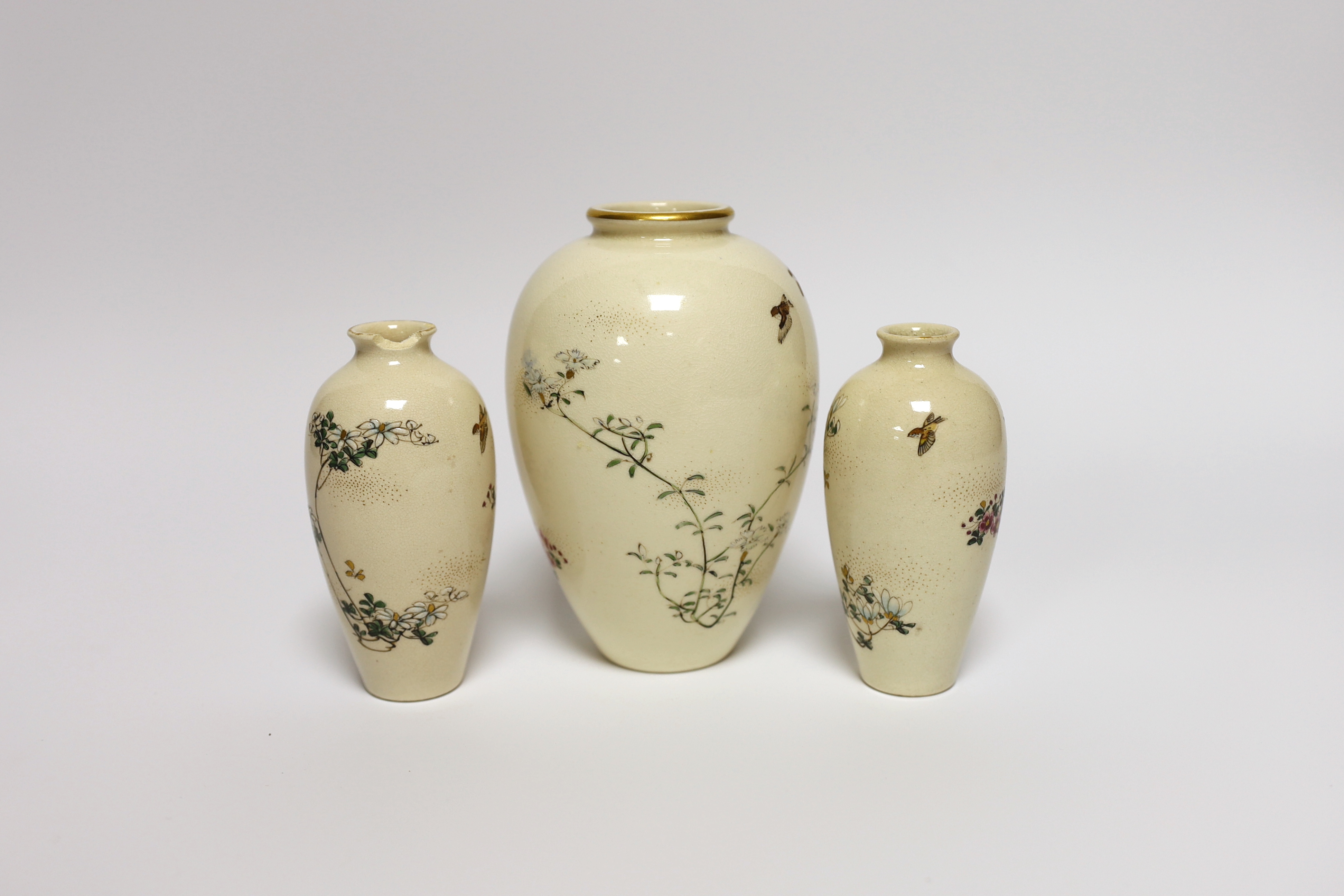 A garniture of Japanese satsuma vases, signed Kinkozan, early 20th century, tallest 12cm